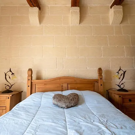 Nyaraló 5 Bedroom With Private Pool Għarb