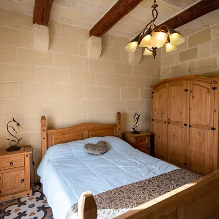 5 Bedroom With Private Pool Għarb