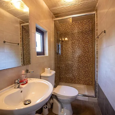 5 Bedroom With Private Pool * Għarb