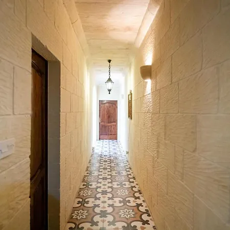 5 Bedroom With Private Pool Nyaraló Għarb