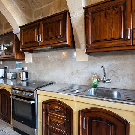5 Bedroom With Private Pool *