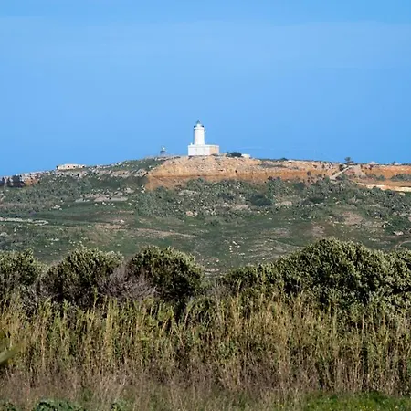 5 Bedroom With Private Pool Għarb