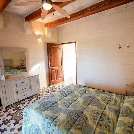 5 Bedroom With Private Pool Case de vacanță Għarb