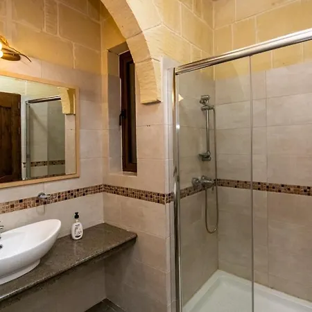 5 Bedroom With Private Pool * Għarb
