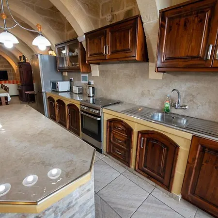 5 Bedroom With Private Pool Għarb