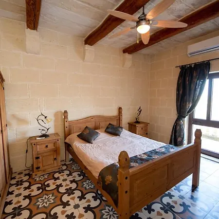 5 Bedroom With Private Pool Case de vacanță Għarb