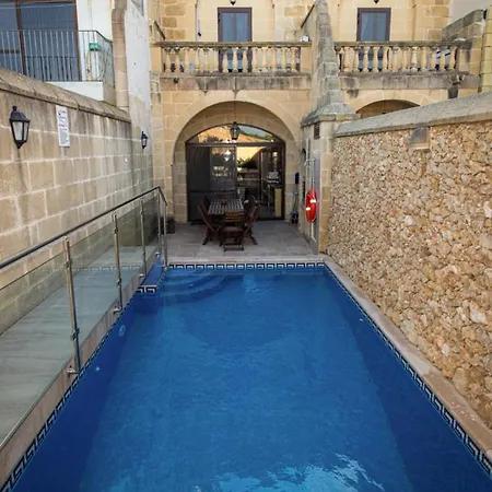 Nyaraló 5 Bedroom With Private Pool Għarb