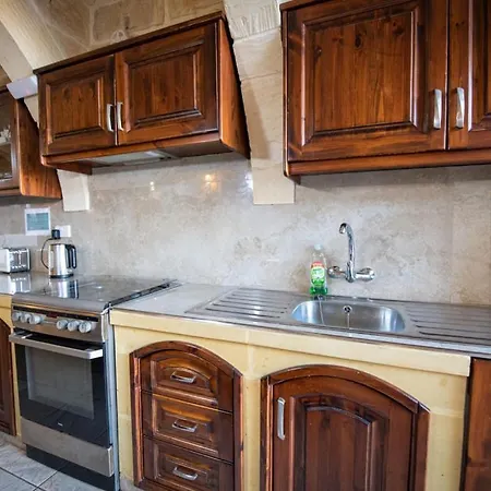 5 Bedroom With Private Pool Għarb